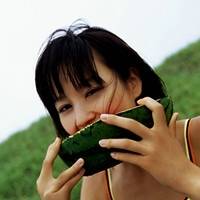 清凉夏日西瓜美女头像 唯美带西瓜的女生头像_QQ头像插图1