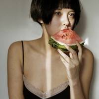 清凉夏日西瓜美女头像 唯美带西瓜的女生头像_QQ头像插图15