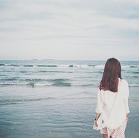 唯美女生海边意境头像_我最在乎的人不会让我哭_QQ头像插图1