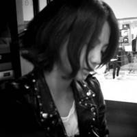 唇边的伤是你给的寂寞_伤感黑白女生qq头像_QQ头像插图