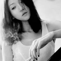 唇边的伤是你给的寂寞_伤感黑白女生qq头像_QQ头像插图2