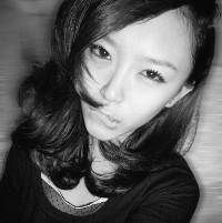 妖娆黑白女生凄美qq头像_黑白世界难分真假_QQ头像插图2