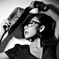 妖娆黑白女生凄美qq头像_黑白世界难分真假_QQ头像插图