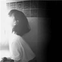 妖娆黑白女生凄美qq头像_黑白世界难分真假_QQ头像插图8