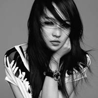 妖娆黑白女生凄美qq头像_黑白世界难分真假_QQ头像插图1
