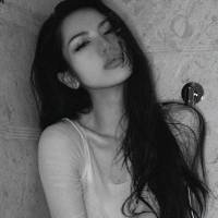 妖娆黑白女生凄美qq头像_黑白世界难分真假_QQ头像插图5