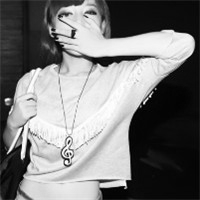 妖娆黑白女生凄美qq头像_黑白世界难分真假_QQ头像插图13