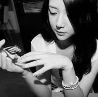 妖娆黑白女生凄美qq头像_黑白世界难分真假_QQ头像插图11