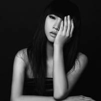 妖娆黑白女生凄美qq头像_黑白世界难分真假_QQ头像插图19