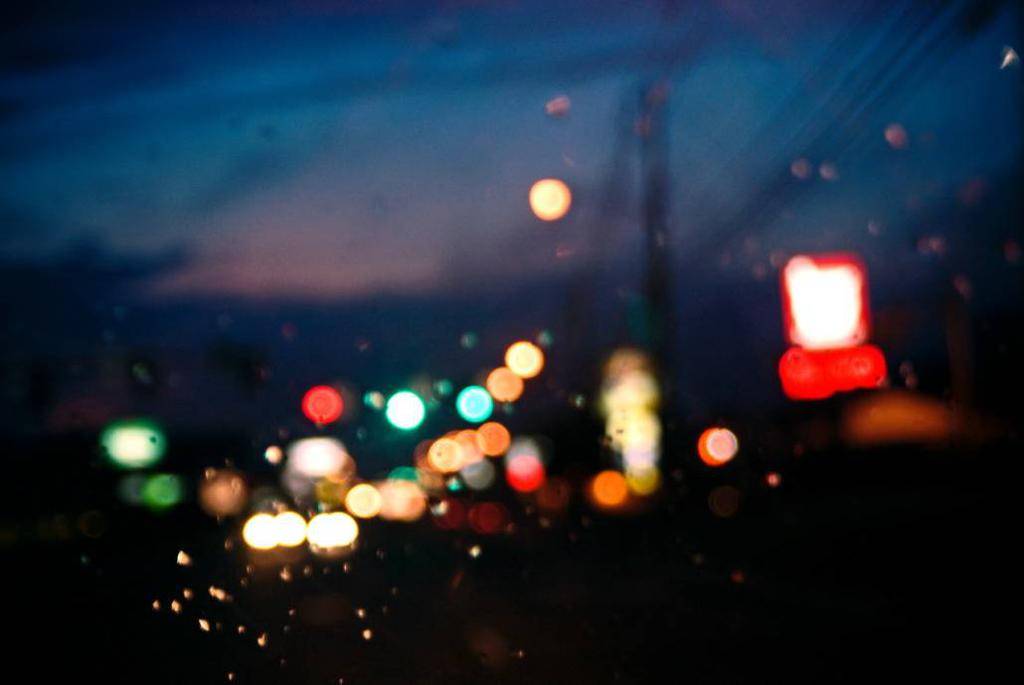 朦胧的霓虹夜景幻灯片背景图片插图